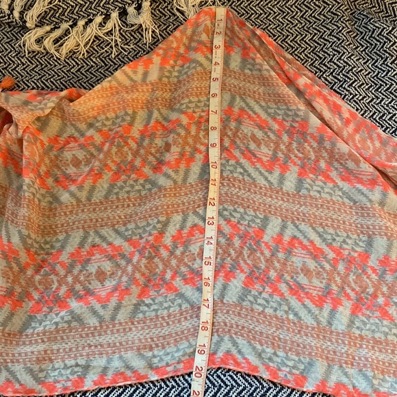 Forever 21 Pink Gray Aztec Fringe Tassels Summer Scarf Lightweight One Size - Picture 4 of 5
